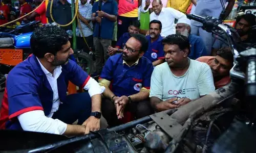 మెకానిక్ అవతారమెత్తిన లోకేశ్.. అధికారంలోకి రాగానే వాళ్లను ఆదుకుంటామంటూ హామీ