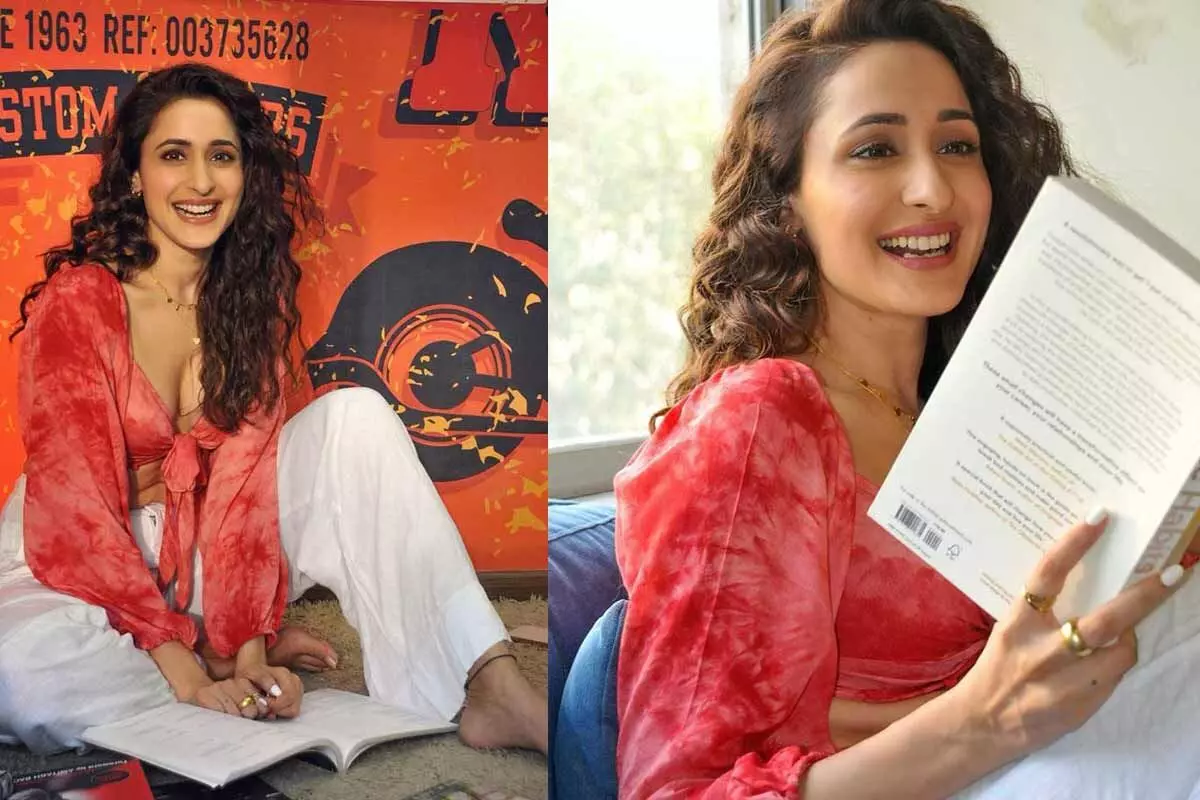 Pragya Jaiswal : సిట్టింగ్ పోజీషన్ లో క్లీవేజ్ అందాలతో పరువాల విందు Pragya Jaiswal : సిట్టింగ్ పోజీషన్ లో క్లీవేజ్ అందాలతో పరువాల విందు