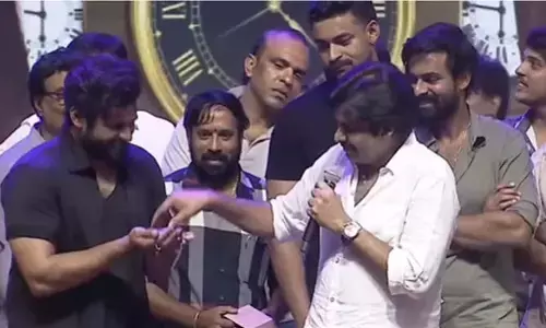 ‘బ్రో’ మూవీ ప్రీ రిలీజ్ ఈవెంట్‌లో సాయి‌తేజ్‌కి పవర్‌ఫుల్ గిఫ్ట్ ఇచ్చిన పవన్