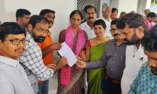 మినిమమ్ టైం స్కేల్, ఉద్యోగాలను క్రమబద్దీకరించాలి.. మంత్రికి కాంట్రాక్ట్ ఉద్యోగుల వినతి