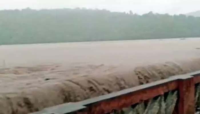 Telangana Floods : డేంజర్‌లో కడెం ప్రాజెక్ట్.. డ్యాం పై నుంచి వరద ఓవర్ ఫ్లో (వీడియో)