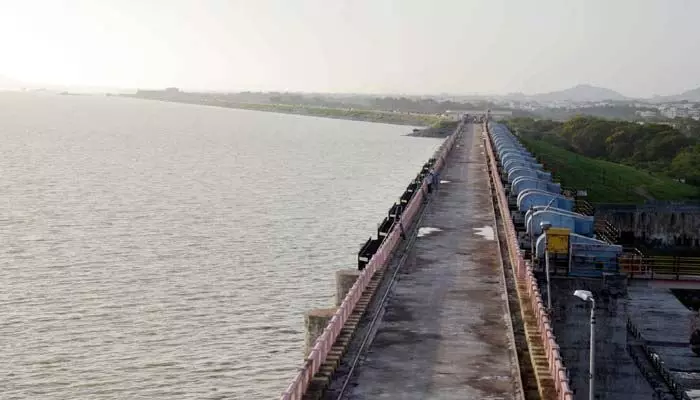 Mid Manair Dam : ఎల్ఎండికి పెరుగుతున్న వరద.. హెచ్చరిక జారీ చేసిన అధికారులు Mid Manair Dam : ఎల్ఎండికి పెరుగుతున్న వరద.. హెచ్చరిక జారీ చేసిన అధికారులు