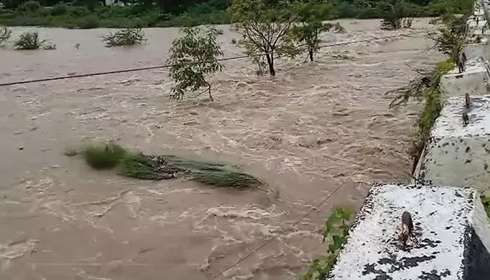 Nalgonda Floods : నీటి వలయంలో ఉమ్మడి నల్లగొండ జిల్లా.. ఫోటో ఫీచర్ Nalgonda Floods : నీటి వలయంలో ఉమ్మడి నల్లగొండ జిల్లా.. ఫోటో ఫీచర్