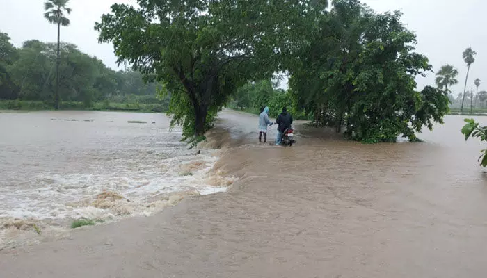 Karimnagar Floods : భారీ వర్షాలతో కరీంనగర్ జిల్లా అతలాకుతలం.. ఫోటో ఫీచర్