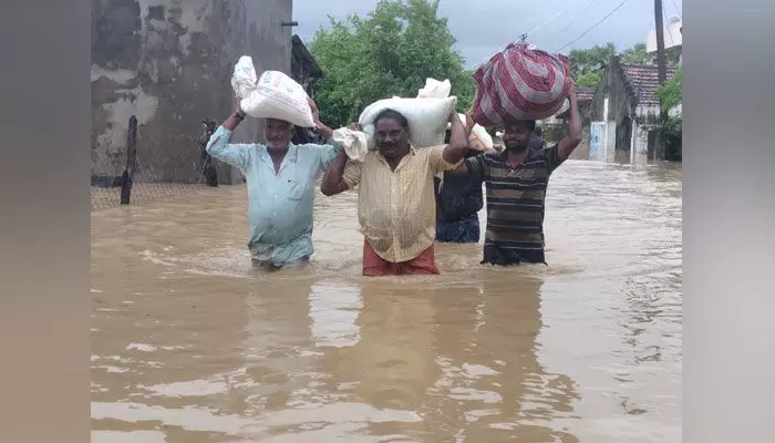 పోటెత్తిన వరద.. జల దిగ్బంధంలో గ్రామాలు పోటెత్తిన వరద.. జల దిగ్బంధంలో గ్రామాలు