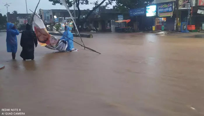 Medak Floods : భారీ వర్షాలతో మెదక్ జిల్లా అతలాకుతలం.. ఫోటో ఫీచర్ Medak Floods : భారీ వర్షాలతో మెదక్ జిల్లా అతలాకుతలం.. ఫోటో ఫీచర్