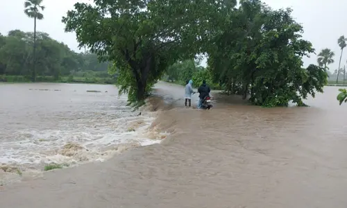 Karimnagar Floods : భారీ వర్షాలతో కరీంనగర్ జిల్లా అతలాకుతలం.. ఫోటో ఫీచర్