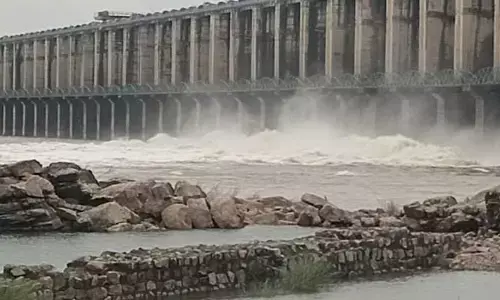 Telangana Rains : తెలంగాణలో కునుకు తీయని చినుకు.. పల్లెలు, పట్టణాలు అతలాకుతలం
