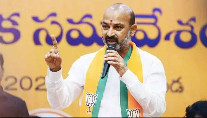 డీకే అరుణ అరెస్ట్ అక్రమం.. KCR సర్కార్కు ప్రజలే కర్రుకాల్చి వాత పెడతారు: బండి ఫైర్ డీకే అరుణ అరెస్ట్ అక్రమం.. KCR సర్కార్కు ప్రజలే కర్రుకాల్చి వాత పెడతారు: బండి ఫైర్