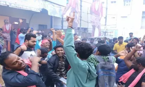 BRO Movie : బ్రో షో నిలిపివేత.. థియేటర్ వద్ద అభిమానుల రచ్చరచ్చ