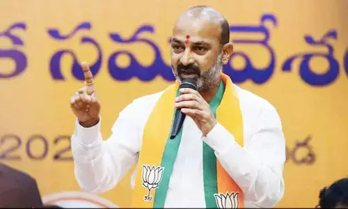డీకే అరుణ అరెస్ట్ అక్రమం.. KCR సర్కార్‌కు ప్రజలే కర్రుకాల్చి వాత పెడతారు: బండి ఫైర్