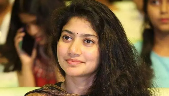 పడక సుఖం ఇస్తావా.. సాయిపల్లవిని బెడ్రూమ్కి పిలిచిన టాలీవుడ్ డైరెక్టర్? పడక సుఖం ఇస్తావా.. సాయిపల్లవిని బెడ్రూమ్కి పిలిచిన టాలీవుడ్ డైరెక్టర్?