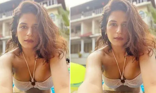 Shraddha Das :  మొత్తం కనిపించేలా ఎక్స్‌పోజింగ్ చేస్తున్న బన్నీ హీరోయిన్!