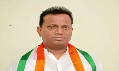 కేసీఆర్​, హరీష్​, కేటీఆర్​ ఫామ్ హౌస్⁭లకు ఉన్న కరెంట్ కనెక్షన్లు  ఎన్ని?: మాజీ ఎమ్మెల్యే ఈరవర్తి అనిల్