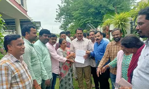 కాంట్రాక్టు ఉద్యోగులకు మినిమమ్ టైం స్కేల్ ఇవ్వాలి.. మంత్రి నిరంజన్ రెడ్డికి వినతి