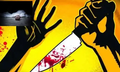 Crime News : వైజాగ్ లో దారుణం.. ప్రేమోన్మాది దాడిలో తల్లీ, కూతురు హతం