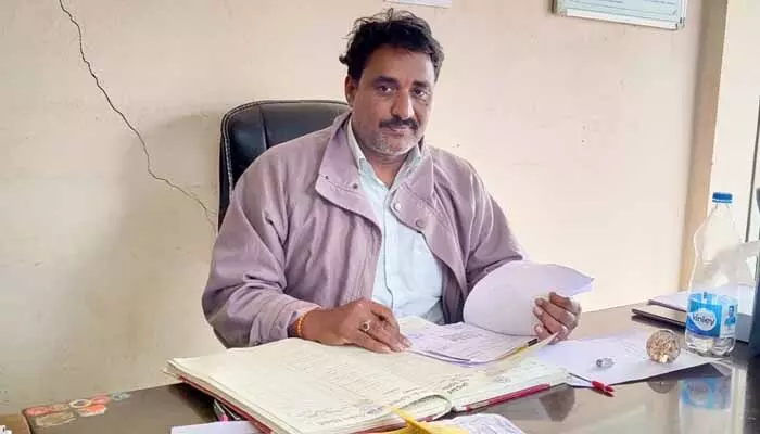 రుణాలను సద్వినియోగం చేసుకోవాలి : అసిస్టెంట్ రిజిస్ట్రార్ శ్రీనివాస్రెడ్డి రుణాలను సద్వినియోగం చేసుకోవాలి : అసిస్టెంట్ రిజిస్ట్రార్ శ్రీనివాస్రెడ్డి