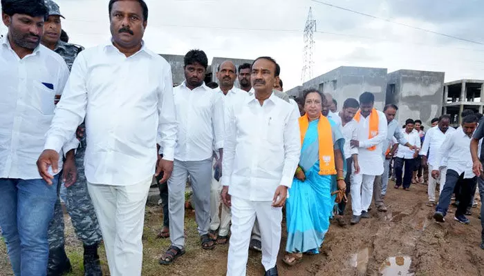 రెండేళ్లైనా ఆ 600 బెడ్రూం ఇండ్లు పూర్తి కాలేదు.. బీజేపీ ఎమ్మెల్యే ఈటల రాజేందర్ రెండేళ్లైనా ఆ 600 బెడ్రూం ఇండ్లు పూర్తి కాలేదు.. బీజేపీ ఎమ్మెల్యే ఈటల రాజేందర్