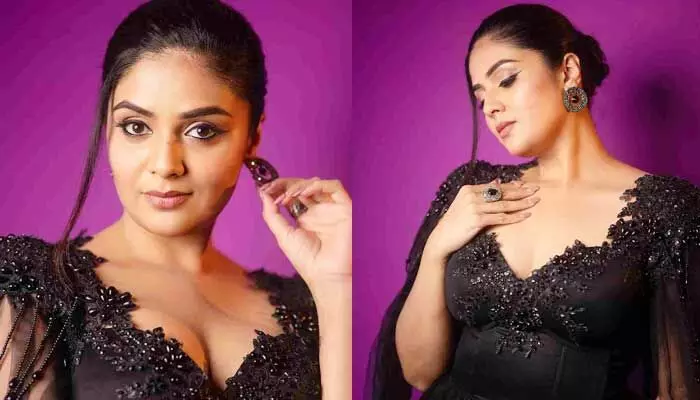 పెళ్లైన స్టార్ హీరోకు ఐలవ్యూ చెప్పిన Sreemukhi.. హగ్ చేసుకున్న పిక్ షేర్ చేస్తూ .. పెళ్లైన స్టార్ హీరోకు ఐలవ్యూ చెప్పిన Sreemukhi.. హగ్ చేసుకున్న పిక్ షేర్ చేస్తూ ..
