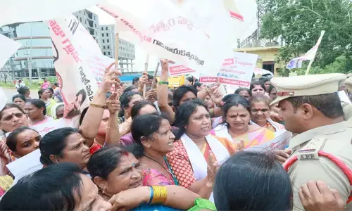 పవన్ కల్యాణ్‌కు వాసిరెడ్డి పద్మ క్షమాపణలు చెప్పాల్సిందే: మంగళగిరిలోని వీరమహిళలు ధర్నా