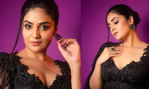 ఎత్తైన పరువాలను దాయలేకపోతున్న శ్రీముఖి డ్రెస్.. పిక్స్ వైరల్..!