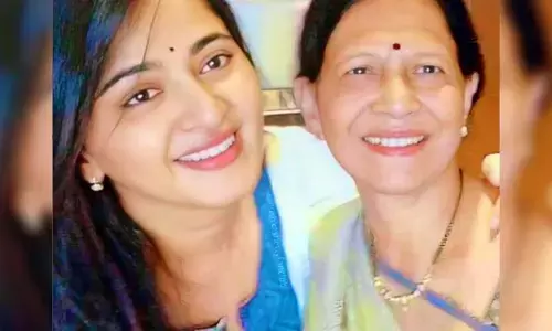 అనుష్క తల్లిని చూశారా.. ఫిదా అవుతున్న డార్లింగ్ ఫ్యాన్స్