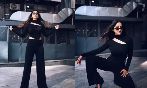 Nabha Natesh  : మత్తెక్కించే పోజుల్లో...హీటెక్కిస్తున్న ఇస్మార్ట్ బ్యూటీ నభా నటేష్..