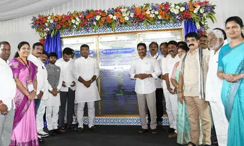 ఆంధ్రా యూనివర్సిటీలో పలు అభివృద్ధి పనులను ప్రారంభించిన సీఎం జగన్