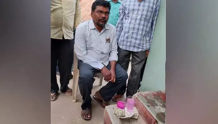బర్త్ సర్టిఫికెట్ కోసం రూ.15000 డిమాండ్.. ఏసీబీకి పట్టుబడిన వీఆర్వో