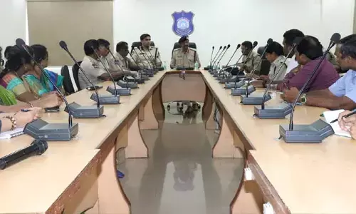 ట్రాఫిక్ ఇక్కట్లకు చెక్ పెట్టండి.. స్కూళ్ల యాజమాన్యాలకు ట్రాఫిక్ అదనపు సీపీ సూచన