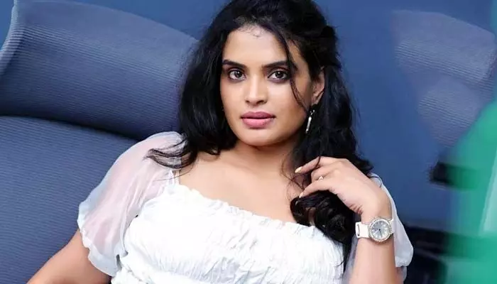 రామ్ చరణ్తో ఒక్కరోజు డేటింగ్ చేసిన చాలు.. సరయు షాకింగ్ కామెంట్స్ రామ్ చరణ్తో ఒక్కరోజు డేటింగ్ చేసిన చాలు.. సరయు షాకింగ్ కామెంట్స్