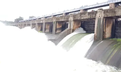 రెండు వరద గేట్ల ద్వారా నిజాంసాగర్‌ నీటి విడుదల