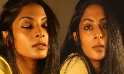 హాట్ లుక్స్ తో మతిపోగొడుతున్న  శ్రీయ రెడ్డి
