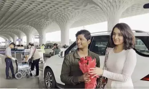 ఎయిర్‌పోర్టులో శ్రద్ధాకు ఊహించని షాక్ ఇచ్చిన యువకుడు.. ప్రపోజల్ వీడియో వైరల్