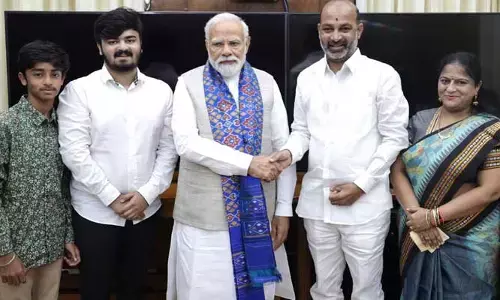 Bandi Sanjay : కుటుంబ సభ్యులతో మోడీని కలిసిన బండి . ప్రధాని కీలక సూచన