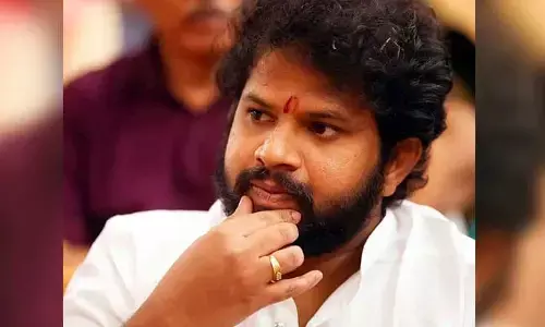 అన్న చిరంజీవి మంచోడు కాబట్టి ముంచేశారు.. పవన్ మొండోడు ముంచడాలుండవ్: Hyper Aadi