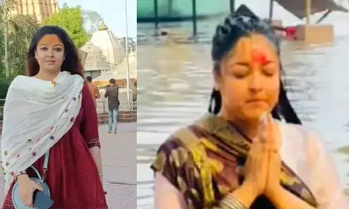 గంగానదిలో నిండా మునిగిన బోల్డ్ బ్యూటీ.. జనాలకు దూరంగా ఉండాలంటూ ట్రోలింగ్