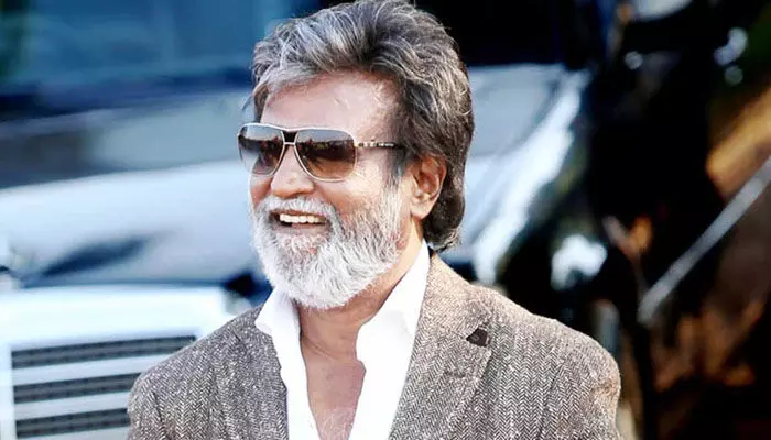 వైసీపీ నాయకులను కుక్కలతో పోల్చిన రజనీకాంత్.. చిరును టార్గెట్ చేయడంతో.. వైసీపీ నాయకులను కుక్కలతో పోల్చిన రజనీకాంత్.. చిరును టార్గెట్ చేయడంతో..