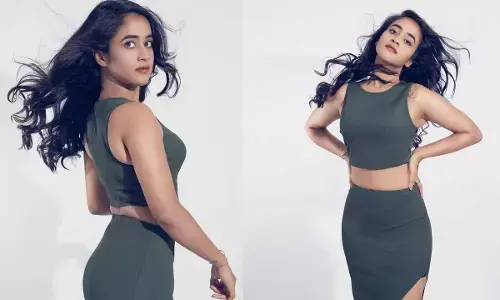 Deepthi Sunaina: గ్లామర్ డాల్ దీప్తి సునైనా సోకుల విందు..