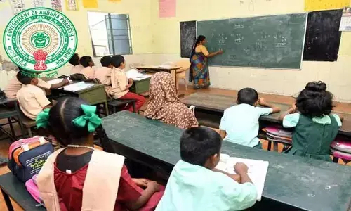 బోధనా స్వేచ్ఛకు సంకెళ్లు!