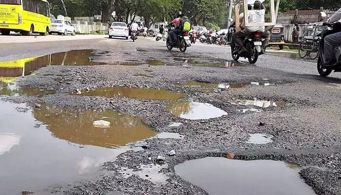 రహదారులా.. మృత్యు మార్గాలా? రహదారులా.. మృత్యు మార్గాలా?