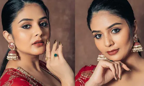 Anchor Sreemukhi :  కుందనపు బొమ్మలా శ్రీముఖి