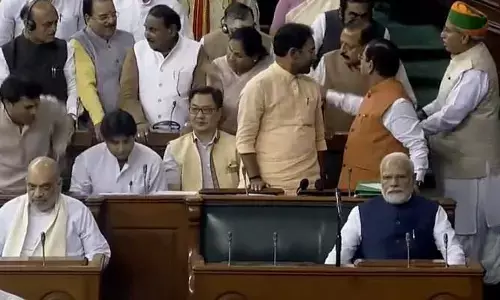 అవిశ్వాసం తీర్మానం రగడ.. పార్లమెంట్ లో అడుగుపెట్టిన ప్రధాని