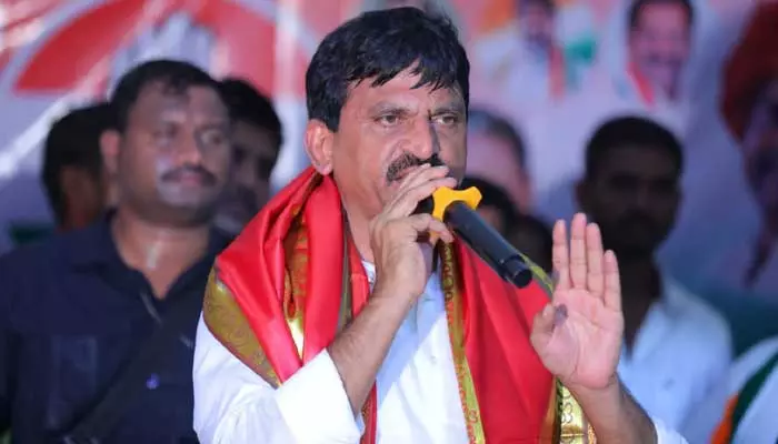 యువతకు ఉద్యోగాలు ఇవ్వని ద్రోహి CM KCR: మాజీ MP Pongulati Srinivas Reddy ఫైర్