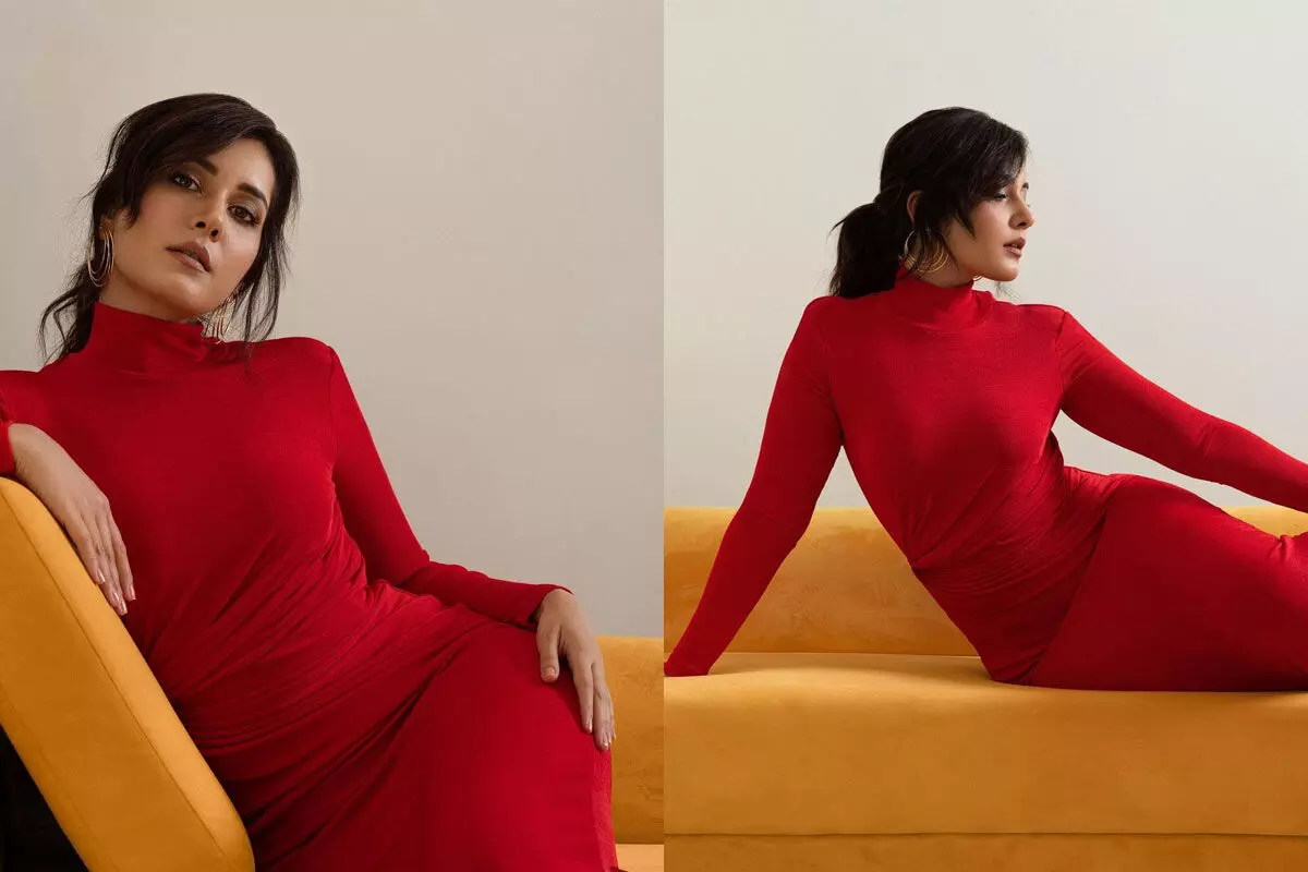 Raashii Khanna : రెడ్ మిర్చిలా మెరిసిపోతున్న రాశీఖన్నా Raashii Khanna : రెడ్ మిర్చిలా మెరిసిపోతున్న రాశీఖన్నా