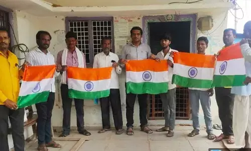 జుక్కల్ పోస్ట్ ఆఫీస్‌లో త్రివర్ణ పతాకాలు