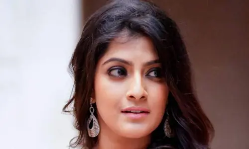 వరలక్ష్మీ శరత్ కుమార్ వెంటపడుతున్న తెలుగు డైరెక్టర్.. దాని కోసమేనా?