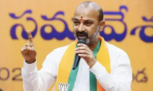 కల్వకుంట్ల కుటుంబం చేస్తున్న లూటీని దేశం చూస్తోంది: Bandi Sanjay Kumar