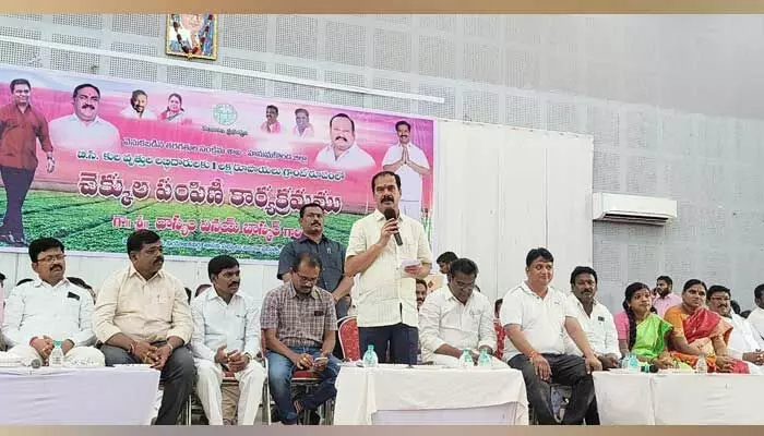 అన్ని వర్గాల సంక్షేమ పథకాల అమలుకు సీఎం కేసీఆర్ పెద్ద పీట : చీఫ్ విప్ దాస్యం వినయ్ భాస్కర్ అన్ని వర్గాల సంక్షేమ పథకాల అమలుకు సీఎం కేసీఆర్ పెద్ద పీట : చీఫ్ విప్ దాస్యం వినయ్ భాస్కర్