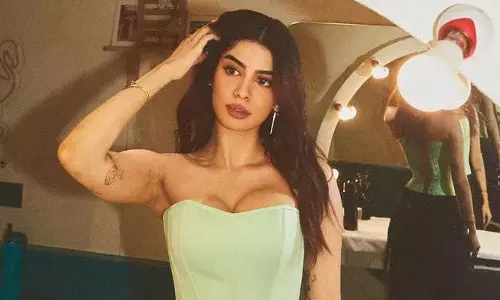 Khushi Kapoor looks hot